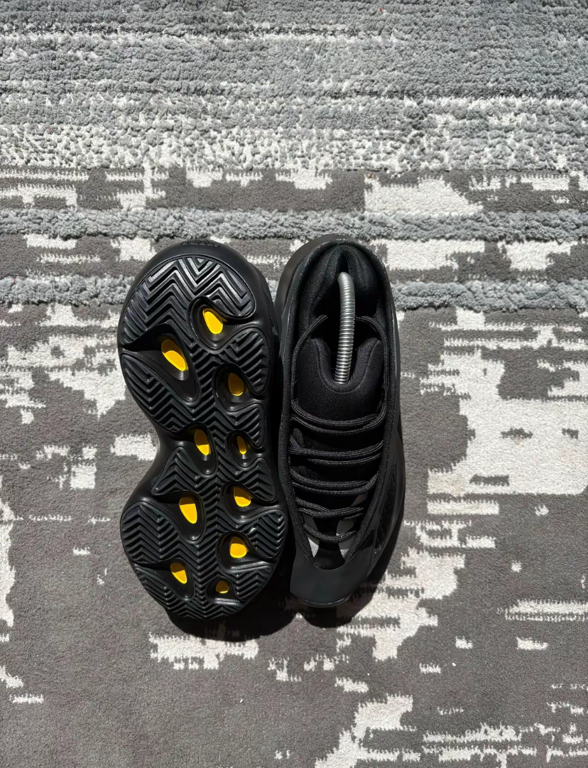 Yeezy 700 v3 full black