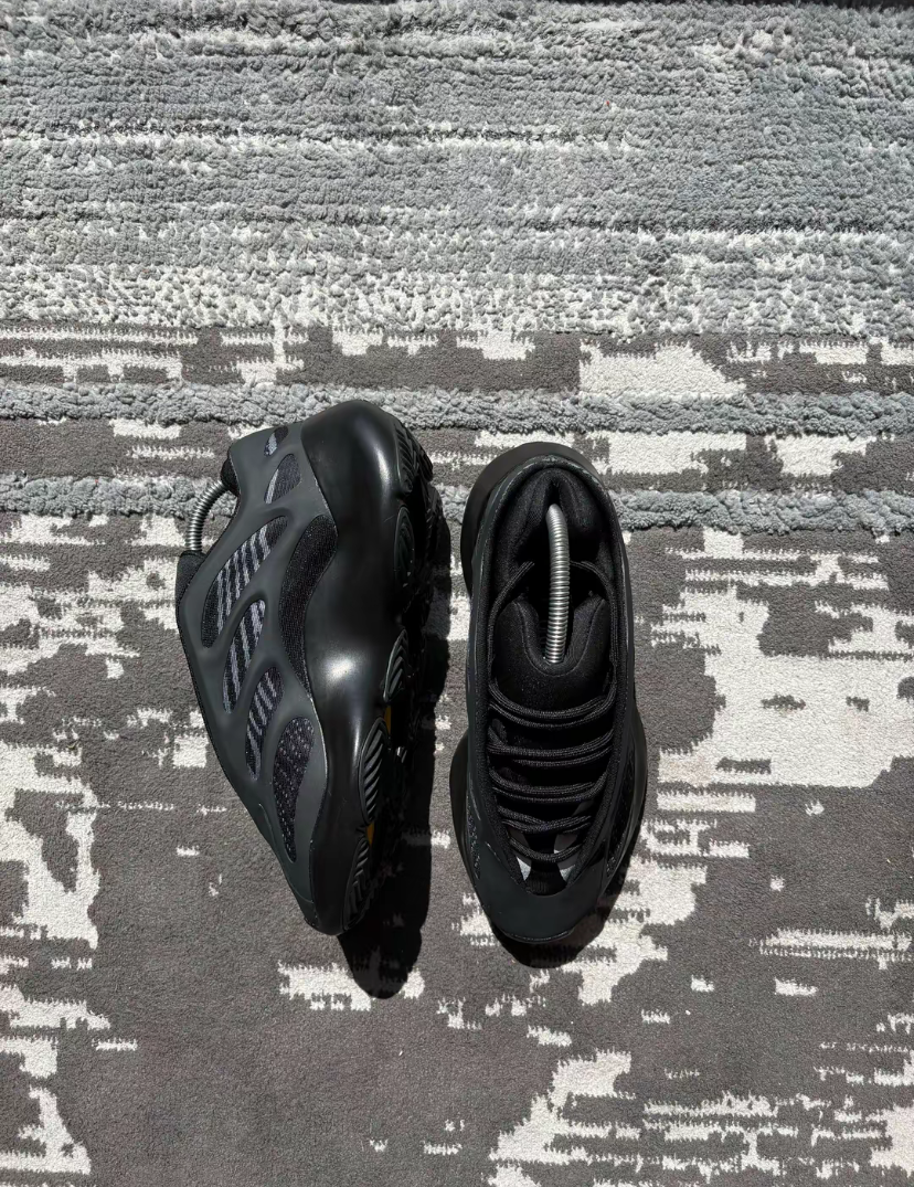 Yeezy 700 v3 full black