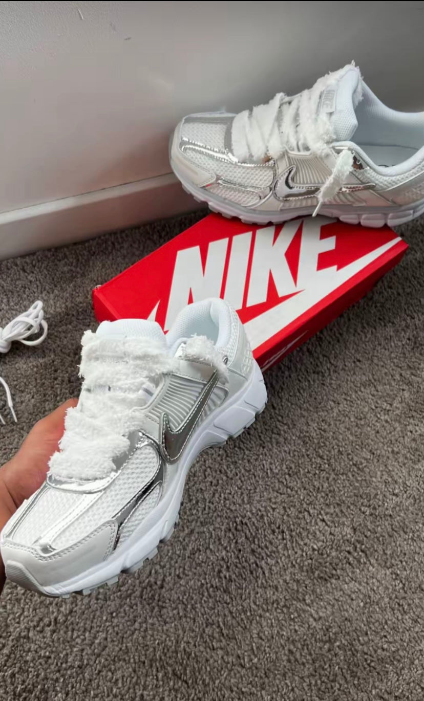 Vomero 5 White and grey