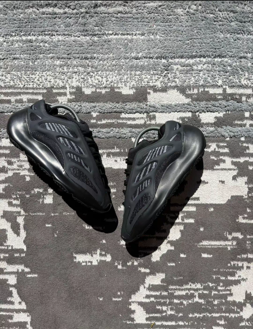 Yeezy 700 v3 full black