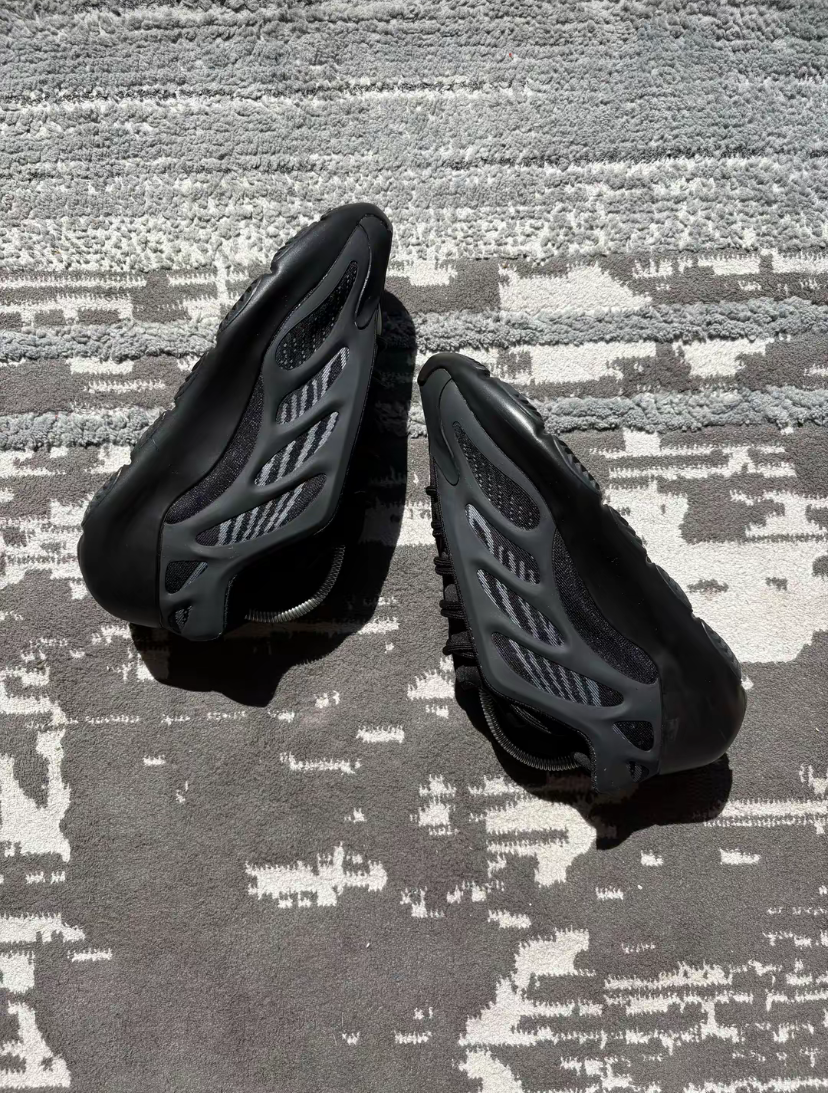 Yeezy 700 v3 full black
