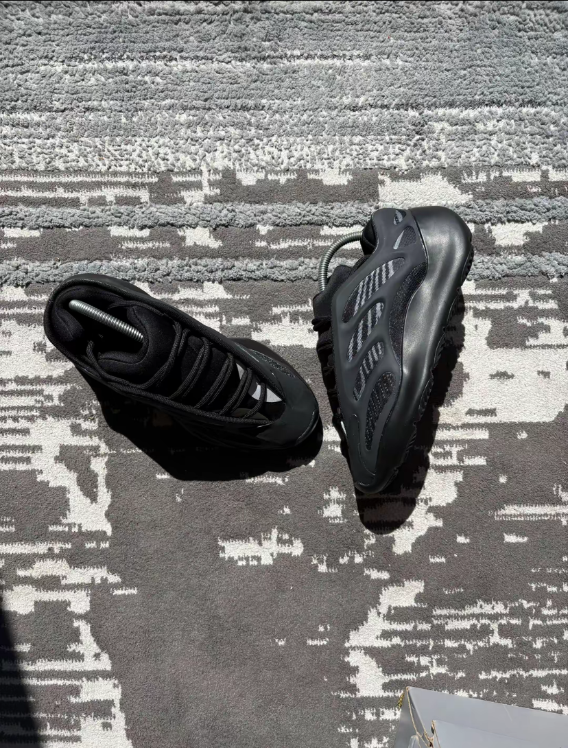 Yeezy 700 v3 full black
