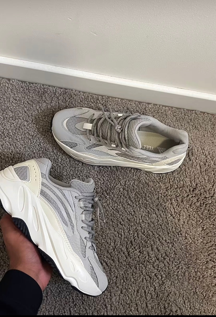 Yeezy 700 v2 static